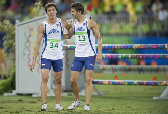 Moderní ptiboja Jan Kuf (vlevo) s Davidem Svobodou v cíli olympijského závodu v Riu de Janeiro. 