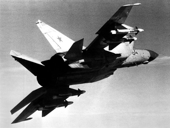 Standardní výzbrojí záchytné stíhaky MiG-25P byla tveice ízených stel vzduch-vzduch