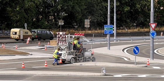 V pátek odpoledne silniái malovali na asfalt vodorovné dopravní znaení.