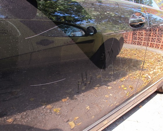 Neznámý vandal obchází zaparkovaná auta v Beroun a ryje do nich ostrým...