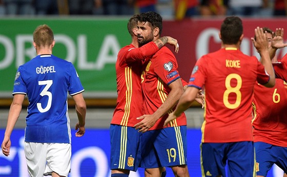 panl Diego Costa sbírá gratulace ke gólu v utkání proti Lichtentejnsku v...