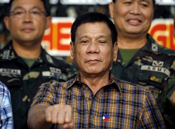 Duterte a jeho známé gesto, se kterým vstoupil i do pedvolební kampan (1....