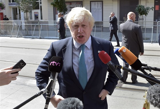 Britský ministr zahranií Boris Johnson na schzce ministr zahranií zemí...