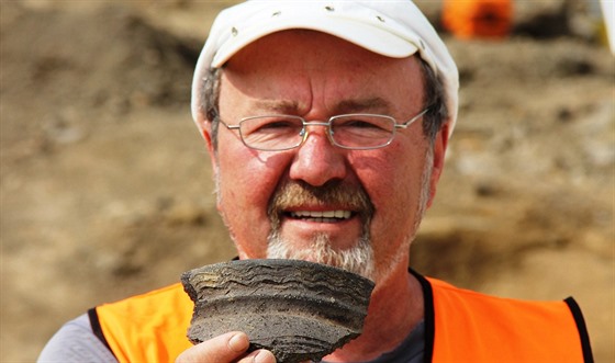 Archeolog Jan Mikulík s ástí zdobeného hrnce z druhé poloviny 13. století...