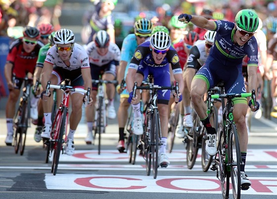 Belgický cyklista Jens Keukeleire (vpravo) se raduje z výhry ve 12. etap...