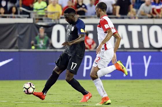 Americký fotbalista Jozy Altidore (vlevo) stílí na branku Trinidadu a Tobaga,...