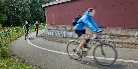 Cyklostezka na Kuks je velmi frekventovaná, v Jaromi si proto dávejte pozor...