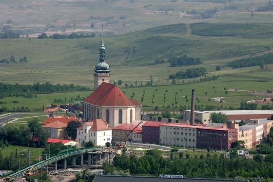 Pesunutý kostel Nanebevzetí Panny Marie v Most.