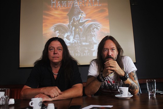 Kytarista Pontus Norgren (vlevo) a zpvák Joacim Cans z kapely Hammerfall