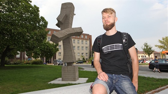 Jakub Ivánek ped jednou z ostravských soch, která stojí ped nemocnicí ve...