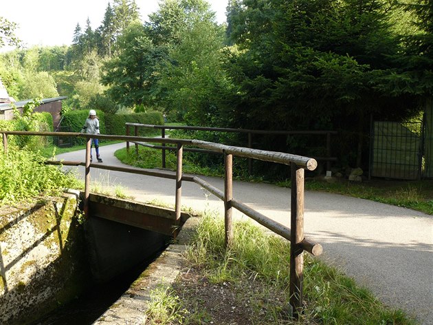 Labská stezka v Hostinném cyklisty pekvapí prudkým esíkem a auty zahrádká.