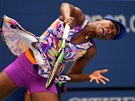 Americk tenistka Venus Williamsov podv v utkn proti Plkov na US Open.