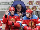 Ruský trenér Oleg Znarok pi konzultaci s Jevgenijem Malkinem a Nikolajem...