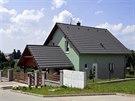 Mladí manželé zvolili patrovou dřevostavbu se sedlovou střechou s obytnou... Mladí manželé zvolili patrovou dřevostavbu se sedlovou střechou s obytnou...