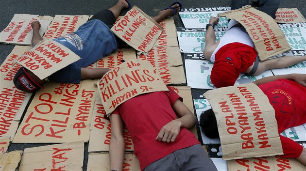 Proti Duterteovým praktikám protestují lidskoprání organizace i někteří... Proti Duterteovým praktikám protestují lidskoprání organizace i někteří...