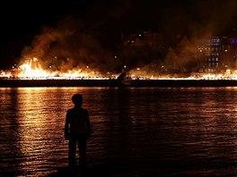 Londýn si pipomnl poár z roku 1666, u Teme vzplála obí replika msta. (4....