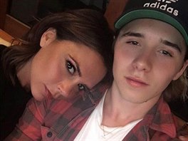 Brooklyn Beckham podon jako jeho otec hrál fotbal za londýnský klub Arsenal. A...