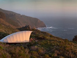 Píbytek pojmenovaný Autonomous Tent si architekt rozloil na skalnatém útesu s...