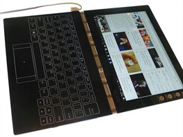 Book vyuívá stejný kloub, jako má vtí model Yoga 910. 