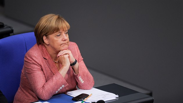 Nmeck kanclka Angela Merkelov na zasedn parlamentu v Berln (6. z 2016)