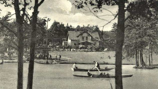 Dobov pohled na bval vletn msto v Ai, ktermu tehdej obyvatel kali vznosn Isola Bella. Bval to rybnk s romantickm ostrvkem takka na hranicch, kousek od Selbu.