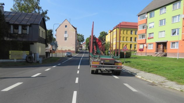 idii nkladnho auta upadla za jzdy dv kola. Jedno z nich zniilo auto policist.