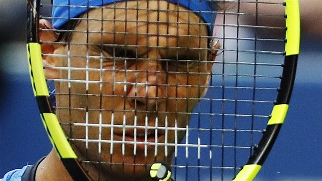 panlsk tenista Rafael Nadal se trp v utkn s Pouillem na US Open.