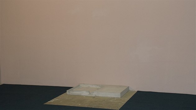 Zan se zkladn deskou postavenou na podlahu.