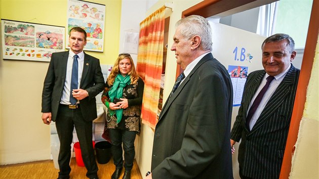 Prezident Milo Zeman zahjil koln rok v zkladn kole ve Stochov na Kladensku. Prvkm rozdal pamtnky s autogramem.