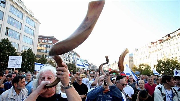 Demonstrace na Vclavskm nmst v Praze za Jeruzalm jako hlavn msto Izraele v eskch kolnch atlasech.