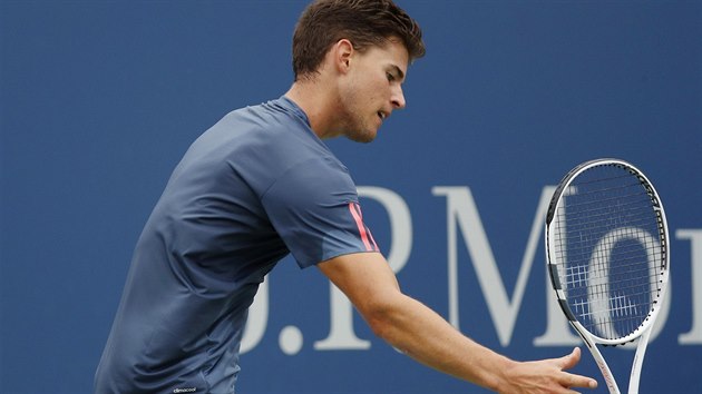 Rakousk tenista Dominic Thiem he s raketou po jedn z nepovedench vmn v duelu se panlskm soupeem Pablem Carreno-Bustou.