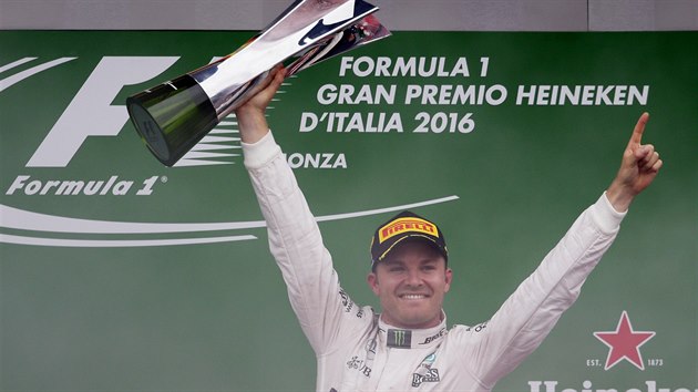 Pilot formule 1 Nico Rosberg s trofej pro vtze VC Itlie.