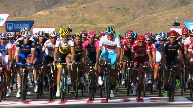 Jednadevadest cyklist, vetn Leopolda Kniga a dalch pti jezdc tmu Sky, pijd do cle 15. etapy Vuelty na vrchol Formigalu se ztrtou 54 minut, jak ukazuje i asomra na clov brn.