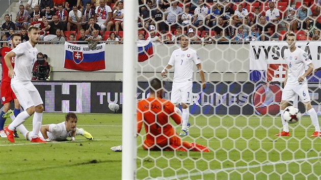 REMZU NEUDRELI. A v samotnm zvru inkasovali slovent fotbalist v souboji s Angli branku na 0:1.