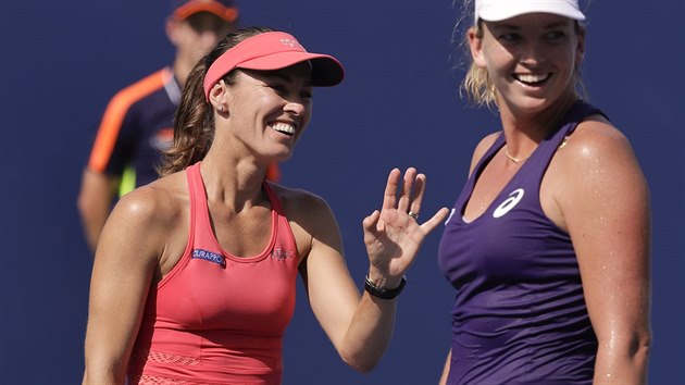 vcarka Martina Hingisov a Amerianka  Coco Vandewegheov se usmvaj v semifinle tenisovho US Open.