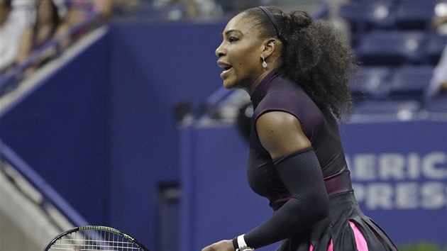 Serena Williamsov se raduje z spn vmny v semifinle US Open.