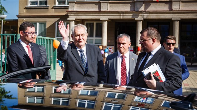 Prezident Milo Zeman zahjil koln rok v zkladn kole ve Stochov na Kladensku (1. z 2016).