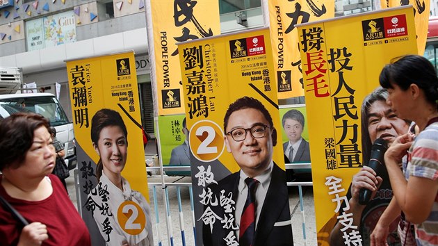 Ulice Hongkongu zaplavily pedvolebn plakty s kandidty ze stran Sla lidu a Ligy socilnch demokrat (4. z 2016).