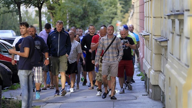 Pt destek radikl se v pondl veer vydalo hledat nmstka primtora Matje Hollana. Dorazili a do domu jeho rodiny.