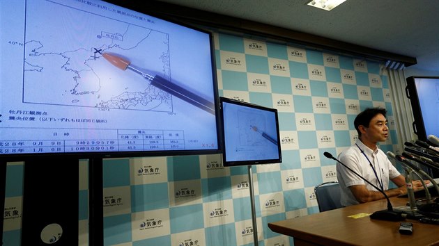 f oddlen pro sledovn zemtesen a tsunami japonsk Meteorologick agentury v Tokiu Gen Aoki ukazuje na map msto zaznamenanho otesu v KLDR (9. z 2016)