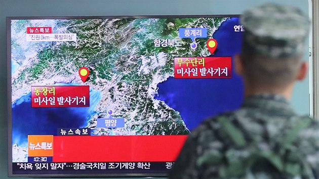 Jihokorejsk vojk sleduje na zkladn v Soulu televizn zpravodajstv o zaznamenan seismick aktivit na severu Korejskho poloostrova (9. z 2016)