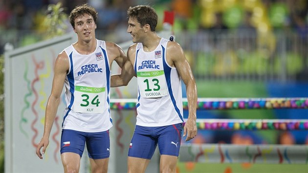 Modern ptiboja David Svoboda (vpravo) se v cli olympijskho zvodu objm s eskm kolegou Janem Kufem (20. srpna 2016)
