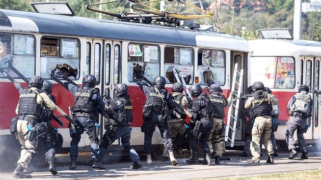 Policist v praskm Branku nacviovali, jak se vysvobozuj rukojm z tramvaje. Na zdej tramvajov smyce trnovaly speciln jednotky spolen s tvarem rychlho nasazen (URNA). (7. z 2016)