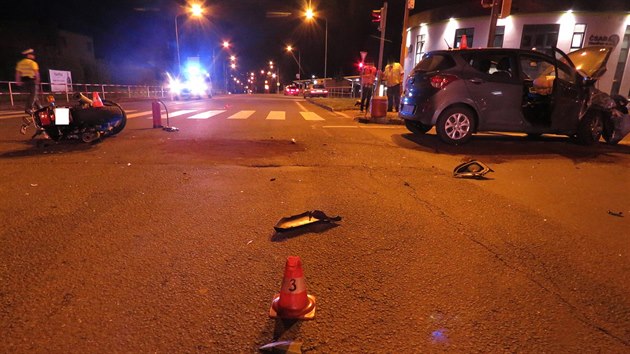 Místo nehody poblíž autobusového nádraží v Havířově, kde se střetl motocykl s osobním vozem. (3. září 2016)