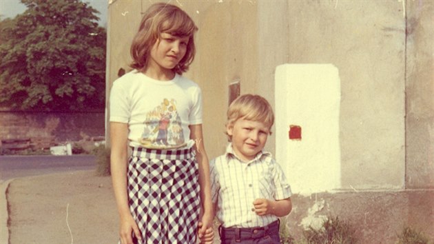 Tereza Maxov s mladm bratrem na przdninch. Babika ns trochu postrojila, k modelka.