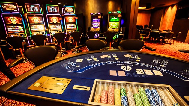 Hotel a kasino jmnem Victory v Popvkch se chyst na oteven. Vbavu kasina tvo sedmdest automat a nkolik stol pro ivou hru  Black Jack, ruletu a poker.