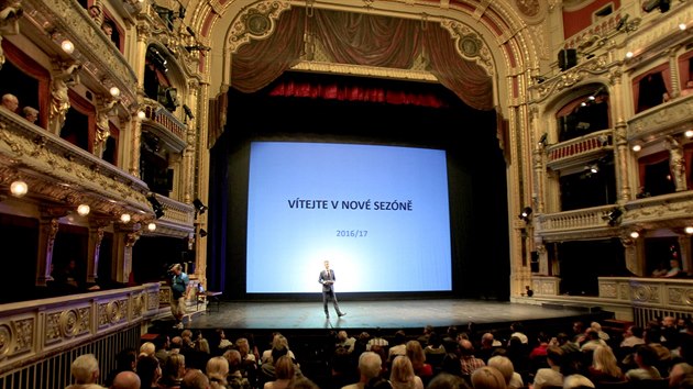Pracovníci Mahenova divadla v Brně si vyzkoušeli požární evakuaci. Že jde o falešný poplach, rychle prokoukli.
