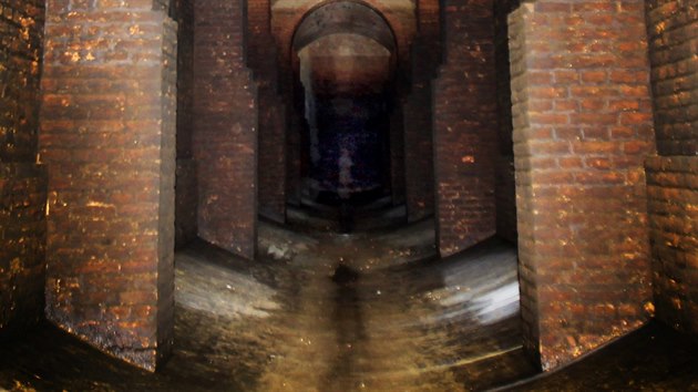 Na fotografii jedn z chodeb vodojemu se ve tm rsuje bl skvrna ve tvaru ensk postavy. Jedn se o ducha?