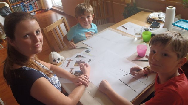 Zatmco nyn jezd lektoi s pedagogickou a vtvarnou odbornost dom pouze k dtem a jejich rodim, brzy se k nim pidaj i senioi v domovech dchodc.