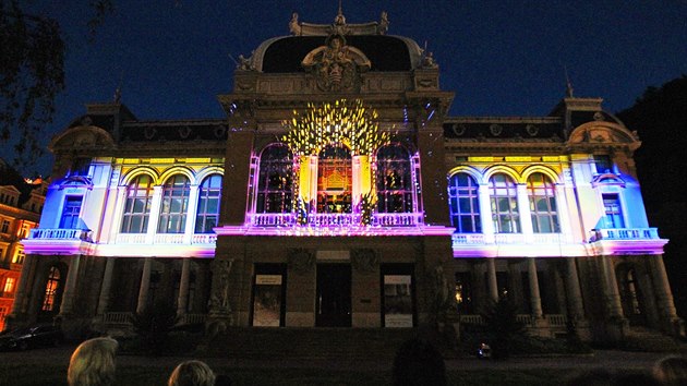 Videomapping na budovu Csaskch lzn v Karlovch Varech u pleitosti oslav 700. vro narozen Karla IV.